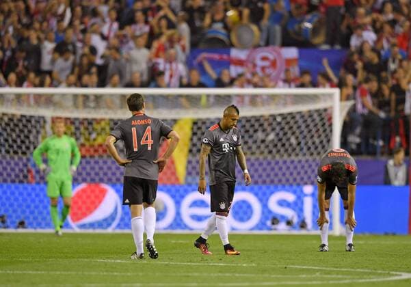 Themen der Woche - SPORT Bilder des Tages - SPORT 28.09.2016, Fussball Champions-League 2016 2017, Vorrunde 2.Spieltag, Atletico Madrid - FC Bayern München, im Estadio Vicente Calderon, Madrid. Frust bei Xabi Alonso (FC Bayern München), Arturo Vidal (FC Bayern München), Javi Martinez (FC Bayern München) nach dem gegentor zum 1:0 für Madrid. 