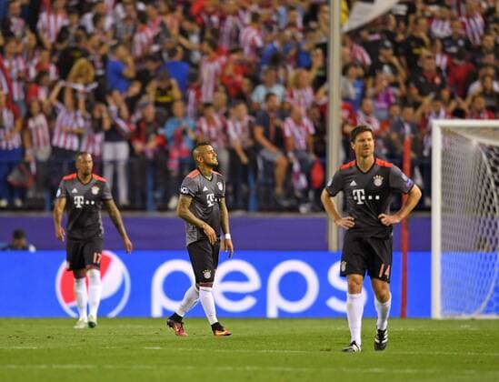 28.09.2016, Fussball Champions-League 2016 2017, Vorrunde 2.Spieltag, Atletico Madrid - FC Bayern München, im Estadio Vicente Calderon, Madrid. Frust bei Jerome Boateng (FC Bayern München), Arturo Vidal (FC Bayern München), Javi Martinez (FC Bayern München) nach dem Gegentor zum 1:0 für Madrid. 