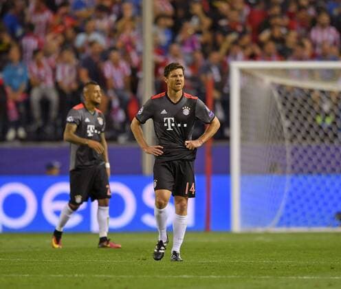 28.09.2016, Fussball Champions-League 2016 2017, Vorrunde 2.Spieltag, Atletico Madrid - FC Bayern München, im Estadio Vicente Calderon, Madrid. Frust bei Arturo Vidal (FC Bayern München), Javi Martinez (FC Bayern München) nach dem Gegentor zum 1:0 für Madrid. 