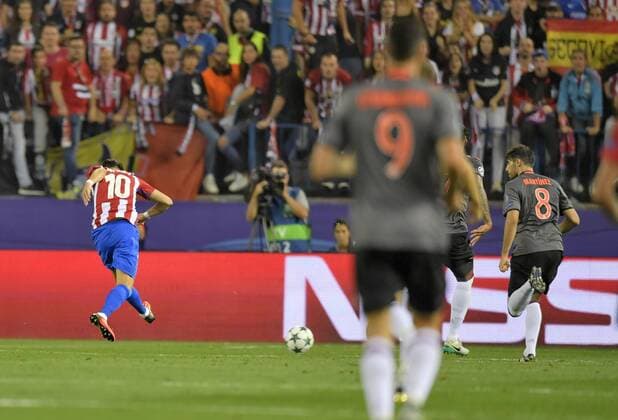 28.09.2016, Fussball Champions-League 2016 2017, Vorrunde 2.Spieltag, Atletico Madrid - FC Bayern München, im Estadio Vicente Calderon, Madrid. Gegentor zum 1:0 für Madrid, Yannick Carrasco (li, Atletico Madrid) erzielt das 1:0. 