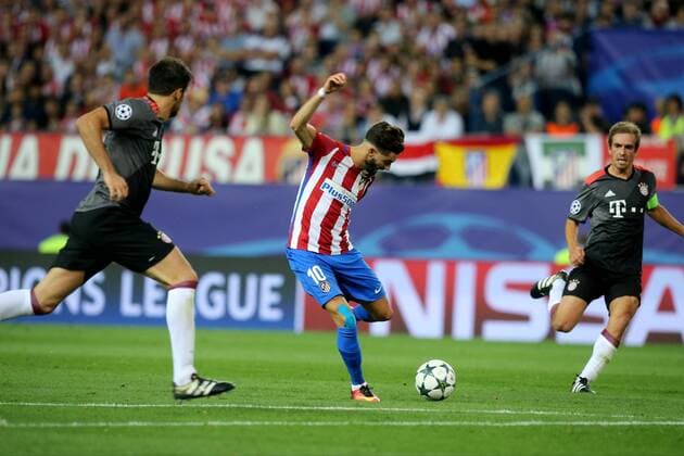 Yannick Carrasco ( Atletico Madrid ) mit dem Schuss zum 1:0 Javier Martinez (FC Bayern Muenchen) Philipp Lahm (FC Bayern Muenchen), Atletico Madrid vs. FC Bayern Muenchen, Fussball, Champions League, 2. Spieltag, 28.09.2016, Madrid Copyright: xLANGERx xEibner-Pressefotox EP_hlr