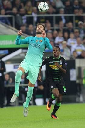 Gerald Pique ( 3, FC Barcelona Barca beim Kopfball vor Ibrahima Traore ( 16, Borussia Moenchengladbach), Borussia Moenchengladbach vs FC Barcelona, UEFA Champions League, Qualifikation, 28.09.2016, Moenchengladbach Copyright: xDeutzmannx xEibner-Pressefotox EP_cdn
