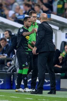 Raffael (Borussia Moenchengladbach 11) und Trainer Andre Schubert (Borussia Moenchengladbach) beim Champions League Spiel zwischen Borussia Moenchengladbach und dem FC Barcelona Barca 28.09.2016 Moenchengladbach Copyright: xSchuelerx xEibnerx-xPressefotox