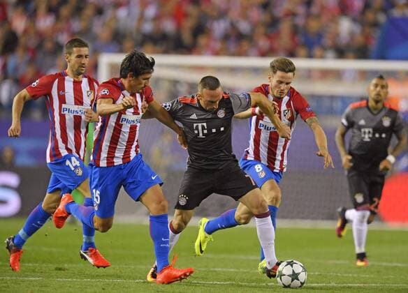 28.09.2016, Fussball Champions-League 2016 2017, Vorrunde 2.Spieltag, Atletico Madrid - FC Bayern München, im Estadio Vicente Calderon, Madrid. v.li: Stefan Savic (Atletico Madrid), Franck Ribery (FC Bayern München), Saul Niguez (Atletico Madrid). 