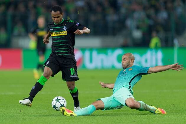 Moenchengladbach, Germany 28.09.2016, UEFA Champions League - 2016 17 Season, Group C - Matchday 2, Borussia Moenchengladbach - FC Barcelona Barca Raffael (Moenchengladbach) gegen Javier Mascherano (Barcelona) ( DeFodi001