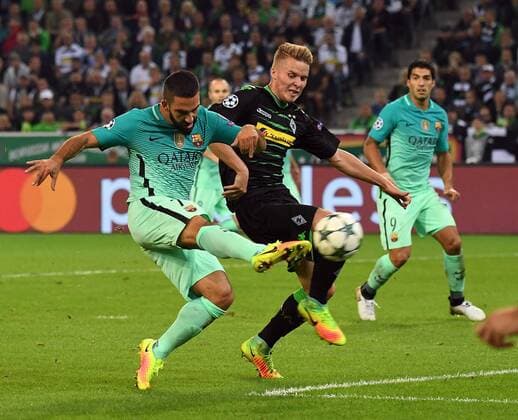 28.09.2016, xjhx, Fussball UEFA Europa League, Borussia Moenchengladbach - FC Barcelona Barca emspor , v.l. Arda Turan (FC Barcelona), Nico Elvedi (Borussia Mönchengladbach) Goal scored, Tor zum 1:1 Moenchengladbach
