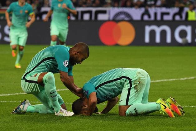 28.09.2016, xjhx, Fussball UEFA Europa League, Borussia Moenchengladbach - FC Barcelona Barca emspor , v.l. Rafinha (FC Barcelona), Arda Turan (FC Barcelona) celebrate the goal, Torjubel zum 1:1 Moenchengladbach