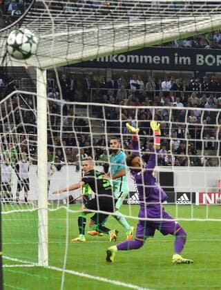 28.09.2016, Fussball UEFA Champions League 2016 17, Vorrunde, 2. Spieltag, Borussia Moenchengladbach - FC Barcelona Barca Tor 1:1, v.re. Torwart Yann Sommer (Borussia Moenchengladbach), Arda Turan (FC Barcelona), Nico Elvedi (Borussia Moenchengladbach)