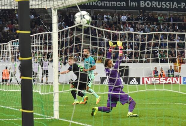 28.09.2016, Fussball UEFA Champions League 2016 17, Vorrunde, 2. Spieltag, Borussia Moenchengladbach - FC Barcelona Barca Tor 1:1, v.re. Torwart Yann Sommer (Borussia Moenchengladbach), Arda Turan (FC Barcelona), Nico Elvedi (Borussia Moenchengladbach)