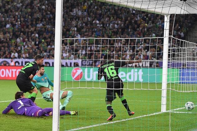 Fußball Champions League Gruppenphase 2. Spieltag Borussia Mönchengladbach - FC Barcelona Barca am 28.09.2016 im Borussia-Park in Mönchengladbach Tor zum 1:2 durch Gerard Pique ( Barcelona ) xRx