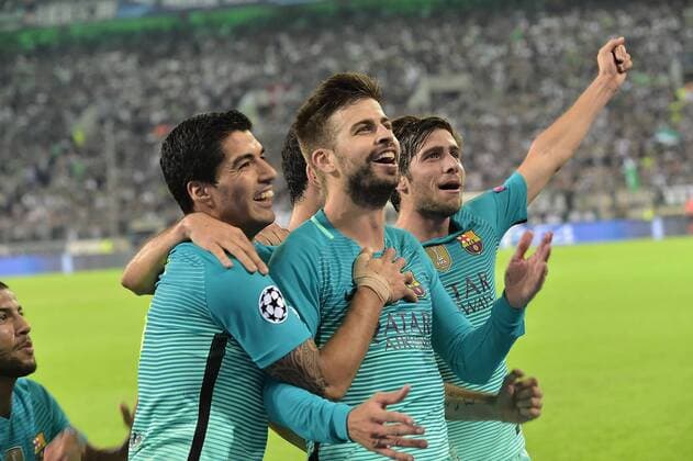 28.09.2016, xsyx, Fussball UEFA Europa League, Borussia Moenchengladbach - FC Barcelona Barca emspor , v.l. Luis Suarez (FC Barcelona), Gerard Pique (FC Barcelona) celebrate the goal, Torjubel zum 1:2 Moenchengladbach