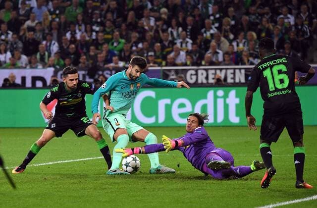 28.09.2016, xjhx, Fussball UEFA Europa League, Borussia Moenchengladbach - FC Barcelona Barca emspor , v.l. Gerard Pique (FC Barcelona), Yann Sommer (Borussia Mönchengladbach), Goal scored, Tor zum 1:2, Ibrahim Traore (Borussia Mönchengladbach) Moenchengladbach