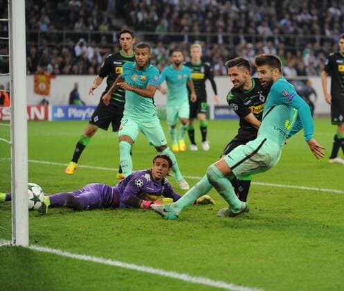 Championsleague: Borussia Mönchengladbach - FC Barcelona Barca 28.09.2016 Tor 1:2 durch Gerard Piqué (Barca) gegen Torwart Yann Sommer (BMG) und Julian Korb HM