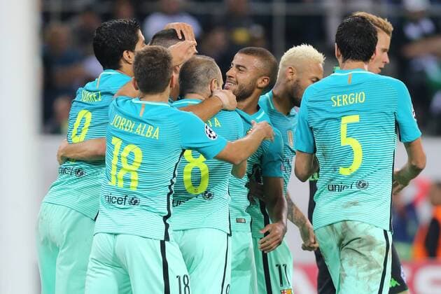 Torjubel nach dem Tor zum 1:1 durch Arda ( 7, FC Barcelona Barca (verdeckt) mit Andres Iniesta ( 8, FC Barcelona), Jordi Alba ( 18, FC Barcelona), Sergio Busquets ( 5, FC Barcelona) und anderen, Borussia Moenchengladbach vs FC Barcelona, UEFA Champions League, Qualifikation, 28.09.2016, Moenchengladbach Copyright: xDeutzmann xEibner-Pressefotox EP_CDN