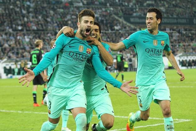 Torjubel ueber das Tor zum 1:2 durch Gerald Pique ( 3, FC Barcelona Barca mit Luis Suarez ( 9, FC Barcelona)und Sergio Busquets ( 5, FC Barcelona), Borussia Moenchengladbach vs FC Barcelona, UEFA Champions League, Qualifikation, 28.09.2016, Moenchengladbach Copyright: xDeutzmann xEibner-Pressefotox EP_CDN