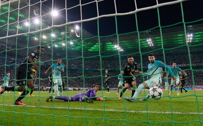 28.09.2016, xjhx, Fussball UEFA Europa League, Borussia Moenchengladbach - FC Barcelona Barca emspor , v.l. Julian Korb (Borussia Mönchengladbach), Gerard Pique (FC Barcelona), Yann Sommer (Borussia Mönchengladbach), Goal scored, Tor zum 1:2, Ibrahim Traore (Borussia Mönchengladbach) Moenchengladbach