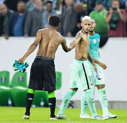 Mönchengladbach, 28.09.2016, Borussia Park Raffael (BMG) tauscht Trikot mit Neymar (Barca) VfL Borussia Mönchengladbach - FC Barcelona Barca mm