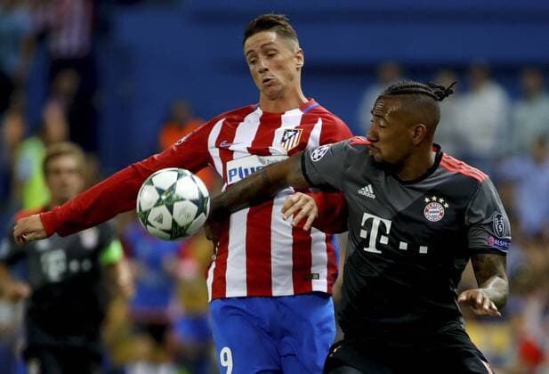 Atletico s striker Fernando Torres (L) fights for the ball with Bayern s defense Jerome Boateng during the UEFA Champions League second journey match between Atletico de Madrid and Bayern Munich, at Vicente Calderon stadium in Madrid, Madrid s Community, Spain, 28 September 2016. ATLETICO MADRID VS. BAYERN MUNICH !ACHTUNG: NUR REDAKTIONELLE NUTZUNG!  MAD003 20160928-636106996177572556
