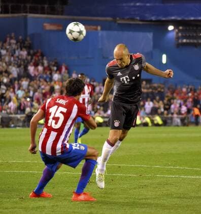 28.09.2016, Fussball Champions-League 2016 2017, Vorrunde 2.Spieltag, Atletico Madrid - FC Bayern München, im Estadio Vicente Calderon, Madrid. re: Arjen Robben (FC Bayern München) Kopfballversuch. 