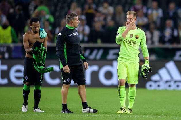 Raffael (Borussia Moenchengladbach 11), Torwarttrainer Uwe Kamps (Borussia Moenchengladbach) und Torwart Marc-Andre ter Stegen FC Barcelona Barca 1) beim Champions League Spiel zwischen Borussia Moenchengladbach und dem FC Barcelona 28.09.2016 Moenchengladbach Copyright: xSchuelerx xEibnerx-xPressefotox