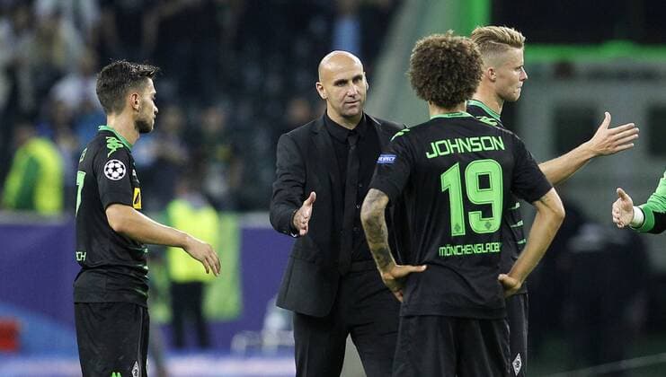 Head coach Andre Schubert (Bor. Moenchengladbach) (M) motivates Fabian Johnson (Bor. Moenchengladbach) (19) after the Championsleague between Borussia Moenchengladbach and FC Barcelona Barca Borussiapark in Moenchengladbach on September 28., 2016. Borussia Mönchengladbach vs. FC Barcelona in der Champions League der Saison 2015 2016 am 28. September 2016.