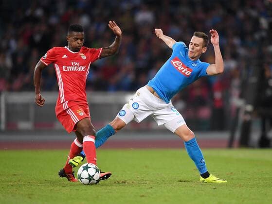 FUSSBALL CHAMPIONS LEAGUE SAISON 2016 2017 GRUPPENPHASE SSC Neapel - Benfica Lissabon 28.09.2016 Arkadiusz Milik (re, SSC Neapel) gegen Nelson Semedo (Benfica Lissabon) 