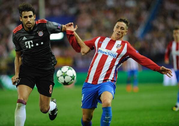 Atletico de Madrid Forward, Fernando Torres Sanz, number 9 . Bayern de Munich Defender, Javi Martinez, number 8. Round Matchday 2 of the CHAMPIONS league, soccer match between Atletico de Madrid - Bayern de Munich at the Vicente Calderon estadium, Madrid - Spain by September 28, 2016. PHOTO: Gregorio Lopez.  xGregorioxLopezx x SOCCERxSPAINx