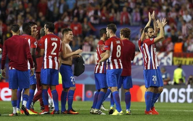 Atletico s players celebrate the victory over Bayern during the UEFA Champions League second journey match between Atletico de Madrid and Bayern Munich, at Vicente Calderon stadium in Madrid, Madrid s Community, Spain, 28 September 2016. ATLETICO MADRID VS. BAYERN MUNICH !ACHTUNG: NUR REDAKTIONELLE NUTZUNG!  MAD003 20160928-636107004119274738