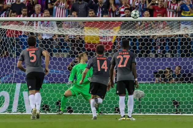 Madrid, Spain 28.09.2016, UEFA Champions League - 2016 17 Season, Group D - Matchday 2, Atletico Madrid - FC Bayern Muenchen, Glueck fuer Torwart Manuel Neuer (FCB) beim Elmeter von Atletico ( DeFodi048