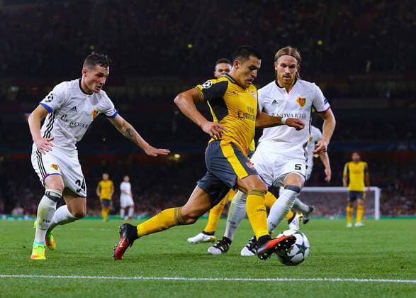 28.09.2016. Emirates Stadium, London, England. UEFA Champions League Football. Arsenal versus FC Basel. Arsenal Forward Alexis Sanchez fpressured by Basel Defender Michael Lang and Taulant Xhaka xMarkxKertonx  ActionPlus11794171