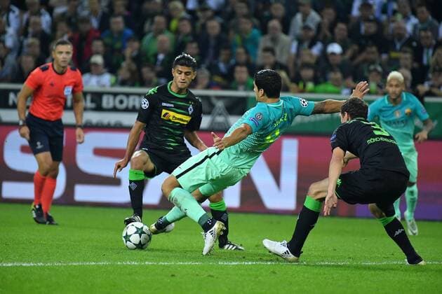 GER, Borussia Mönchengladbach (GER) vs. FC Barcelona Barca (ESP) 28.09.2016, Borussia Park , Moenchengladbach , CL, Gruppe C, 2. Spieltag, GER, Borussia Mönchengladbach (GER) vs. FC Barcelona (ESP) im Bild: LUIS SUÁREZ (FC Barcelona Barca 9) am Ball li Thorgan Hazard (Borussia Moenchengladbach 10) Foto © nordphoto Meuter nordphotox xMeuter