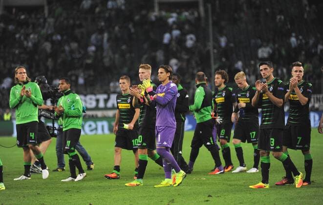 Championsleague: Borussia Mönchengladbach - FC Barcelona Barca 28.09.2016 Die Gladbacher Spieler bedanken sich bei den Fans nach dem Spiel HM