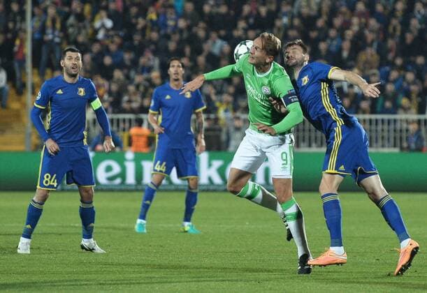 FuÃŸball, CL, FK Rostov - PSV Eindhoven ROSTOV-ON-DON, RUSSIA - SEPTEMBER 28, 2016: PSV Eindhoven s Luuk de Jong, FC Rostov s Vladimir Granat (L-R front), Alexandru Gatcan and Cesar Navas (L-R background) in their 2016 17 UEFA Champions League Group D football match at the Olimp-2 Stadium. The game ended in a 2-2 draw. Yevgeny Tomazov TASS  TS032B66