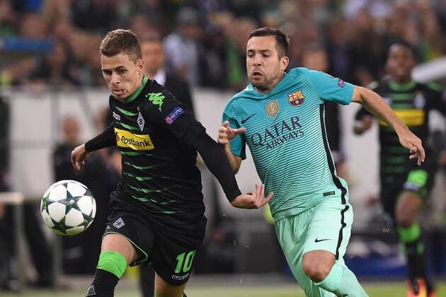 Fußball Champions League Gruppenphase 2. Spieltag Borussia Mönchengladbach - FC Barcelona Barca am 28.09.2016 im Borussia-Park in Mönchengladbach Thorgan Hazard ( Mönchengladbach ), links - Jordi Alba ( Barcelona ), rechts xRx
