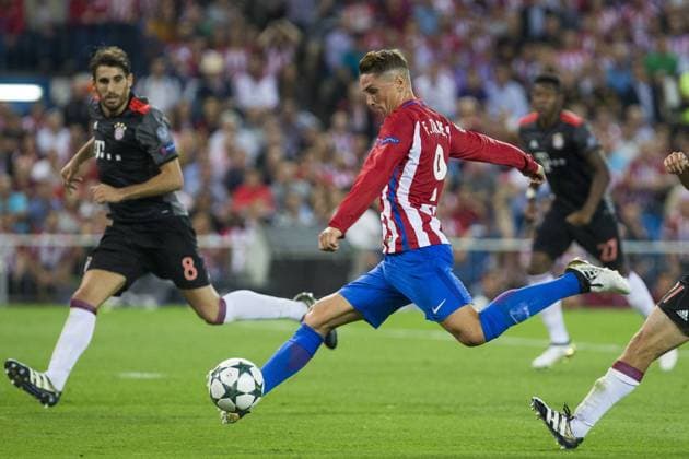 Atletico de Madrid s Fernando Torres and Bayern Munich s Javi Martinez during the match of Group stage of Champions League Atletico de Madrid and Bayern Munich at Vicente Calderon Stadium in Madrid. September 28, 2016.  (20160928016)