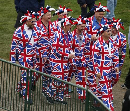 Sep 28, 2016: Chaska, MN, USA; Fans dressed as a Union Jack flag attend a practice round for the 2016 Ryder Cup at Hazeltine National Golf Club. (Photo by Brian Spurlock Icon Sportswire) GOLF: SEP 28 PGA Golf Herren - Ryder Cup - Practice Round Icon1609288069 EDITORIAL USE ONLY