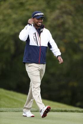 Sep 28, 2016: Chaska, MN, USA; USA team vice captain Tiger Woods watches players practice for the 2016 Ryder Cup at Hazeltine National Golf Club. (Photo by Brian Spurlock Icon Sportswire) GOLF: SEP 28 PGA Golf Herren - Ryder Cup - Practice Round Icon1609288082 EDITORIAL USE ONLY