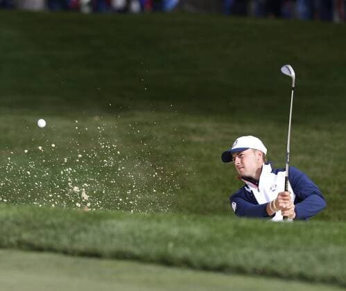 Sep 28, 2016: Chaska, MN, USA; Jordan Spieth chips on the 12th hole during practice for the 2016 Ryder Cup at Hazeltine National Golf Club. (Photo by Brian Spurlock Icon Sportswire) GOLF: SEP 28 PGA Golf Herren - Ryder Cup - Practice Round Icon1609288089 EDITORIAL USE ONLY