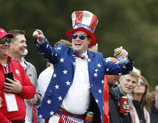 Sep 28, 2016: Chaska, MN, USA; United States fan cheers during practice for the 2016 Ryder Cup at Hazeltine National Golf Club. (Photo by Brian Spurlock Icon Sportswire) GOLF: SEP 28 PGA Golf Herren - Ryder Cup - Practice Round Icon1609288105 EDITORIAL USE ONLY