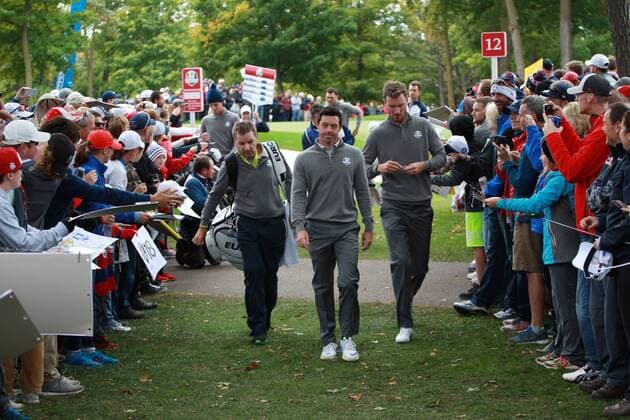 Sep 28, 2016: Chaska, MN, USA; Rory McIlroy and Chris Wood walk to the 12th tee during practice for the 2016 Ryder Cup at Hazeltine National Golf Club. (Photo by Brian Spurlock Icon Sportswire) GOLF: SEP 28 PGA Golf Herren - Ryder Cup - Practice Round Icon1609288134 EDITORIAL USE ONLY