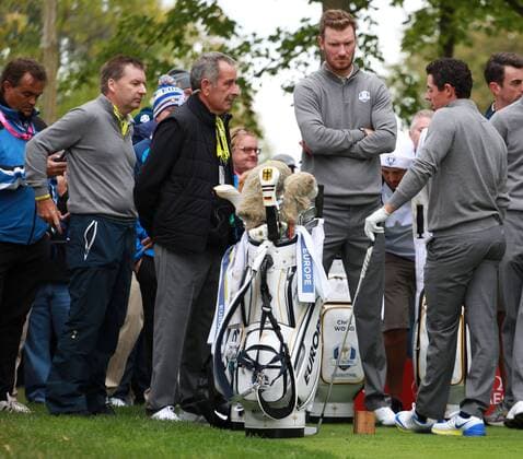 Sep 28, 2016: Chaska, MN, USA; Rory McIlroy talks to Sam Torrance during practice for the 2016 Ryder Cup at Hazeltine National Golf Club. (Photo by Brian Spurlock Icon Sportswire) GOLF: SEP 28 PGA Golf Herren - Ryder Cup - Practice Round Icon1609288135 EDITORIAL USE ONLY