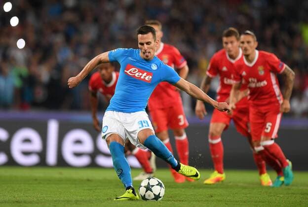 Fußball, CL, SSC Neapel - Benfica Lissabon (160929) -- NAPLES, Sept. 28, 2016 -- Napoli s Arkadiusz Milik (Front) shoots during the UEFA Champions League Group B match against Benfica in Naples, Italy, Sept. 28, 2016. Napoli won the match 4-2. ) (SP)ITALY-NAPLES-SOCCER-UEFA CHAMPIONS LEAGUE-NAPLES VS BENFICA AlbertoxLingria 