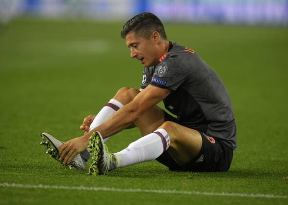 28.09.2016, Fussball Champions-League 2016 2017, Vorrunde 2.Spieltag, Atletico Madrid - FC Bayern München, im Estadio Vicente Calderon, Madrid. Robert Lewandowski (FC Bayern München) am Boden. 