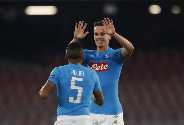 Fußball, CL, SSC Neapel - Benfica Lissabon Italy: Soccer Champions League: Napoli-Benfica 4-2 Napoli s Arkadiusz Milik, right, celebrates with his teammate Allan after scoring on a penalty kick during the Champions League Group B soccer match between Napoli and Benfica at the San Paolo stadium. Napoli won 4-2.  IsabellaxBonottox xPacificxPress