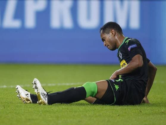 Mönchengladbach, Deutschland, UEFA - CL , Spieltag 2 , International, Borussia Mönchengladbach - FC Barcelona Barca 1-2 am 28. 09 .2016 im Borussia Park in Mönchengladbach RAFFAEL (MG) verletzt