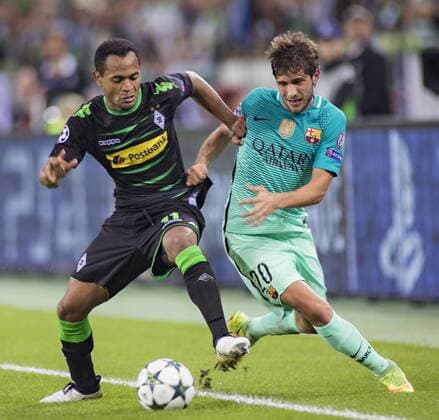 Raffael (BMG), Sergi Roberto (Barca) 28.09.2016, Dortmund, Borussia Mönchengladbach vs. FC Barcelona Barca Â