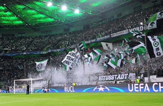 Fussball, UEFA Champions League, Herren, Saison 2016 2017, Gruppe C, 2. Spieltag, Borussia Park Mönchengladbach, Bor. Mönchengladbach (schwarz) - FC Barcelona Barca (blau) 1:2; Gute Stimmung bei den Borussen-Fans in der Nordkurve. Fan, Fans, Begeisterung.
