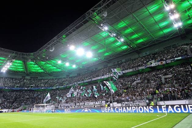 Fussball, UEFA Champions League, Herren, Saison 2016 2017, Gruppe C, 2. Spieltag, Borussia Park Mönchengladbach, Bor. Mönchengladbach (schwarz) - FC Barcelona Barca (blau) 1:2; Gute Stimmung bei den Borussen-Fans in der Nordkurve. Fan, Fans, Begeisterung.