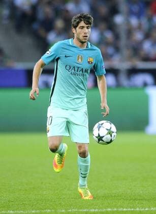 Fussball, UEFA Champions League, Herren, Saison 2016 2017, Gruppe C, 2. Spieltag, Borussia Park Mönchengladbach, Bor. Mönchengladbach (schwarz) - FC Barcelona Barca (blau) 1:2; Sergi Roberto (FC Barcelona). Aktion, Einzelbild, Freisteller.
