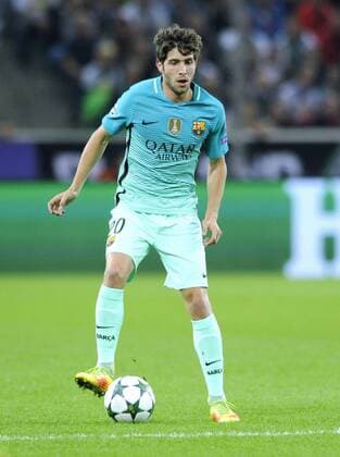 Fussball, UEFA Champions League, Herren, Saison 2016 2017, Gruppe C, 2. Spieltag, Borussia Park Mönchengladbach, Bor. Mönchengladbach (schwarz) - FC Barcelona Barca (blau) 1:2; Sergi Roberto (FC Barcelona). Aktion, Einzelbild, Freisteller.